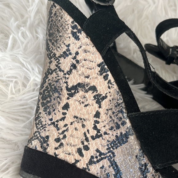 Women’s Black Faux Suede Snake Print Platform Wedges Size 7 - Picture 5 of 15